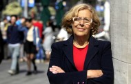 La Asociación de vendedores de prensa regala a Carmena claveles y periódicos