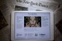 La Asociación de vendedores de prensa regala a Carmena claveles y periódicos