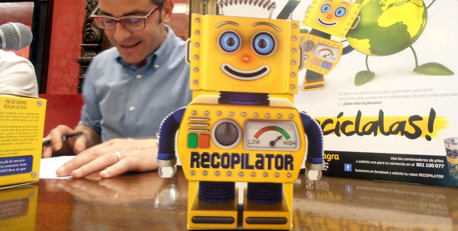 “RECOPILATOR” VUELVE PARA RECORDAR A LOS GRANADINOS QUE DEBEN RECICLAR SUS PILAS GASTADAS Y CONSERVAR EL PLANETA