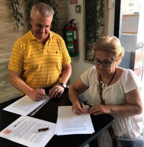 Momento de la firma entre AVECOMA y VAP Madrid 